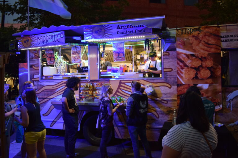 Посетители фестиваля Hungry Arts Festival ищут комфортную еду в местном аргентинском фуд-фургоне Barroluco. Предоставлено: Ник Деккер.