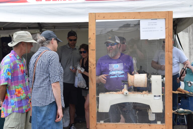 يوضح عامل الأخشاب المحلي ديفون بالمر عملية تحويل الأخشاب في ورشة العمل المنبثقة Big Local Arts Village. الائتمان: لاسي لوس.
