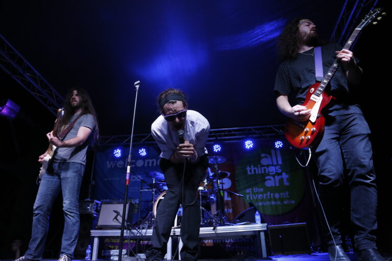 स्थानीय रॉक बैंड ज़ू ट्रिपिन 'अपने प्रमुख प्रदर्शन के साथ बिग लोकल म्यूज़िक स्टेज को विद्युतीकृत करता है। क्रेडिट: जो मैओराना।