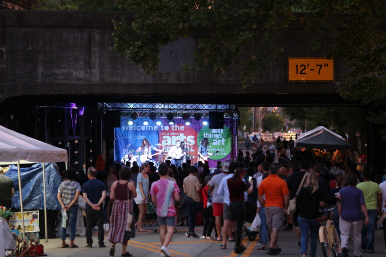 एक केंद्रीय ओहियो बैंड बिग लोकल स्टेज पर अपने प्रदर्शन के साथ कला उत्सव में उपस्थित लोगों को आकर्षित करता है। क्रेडिट: जो मैओराना।