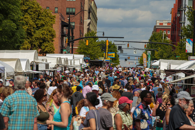 Multitudes de amantes del arte pululan en un tramo de carpas del Festival de las Artes en Main Street. Crédito: David Heasley.