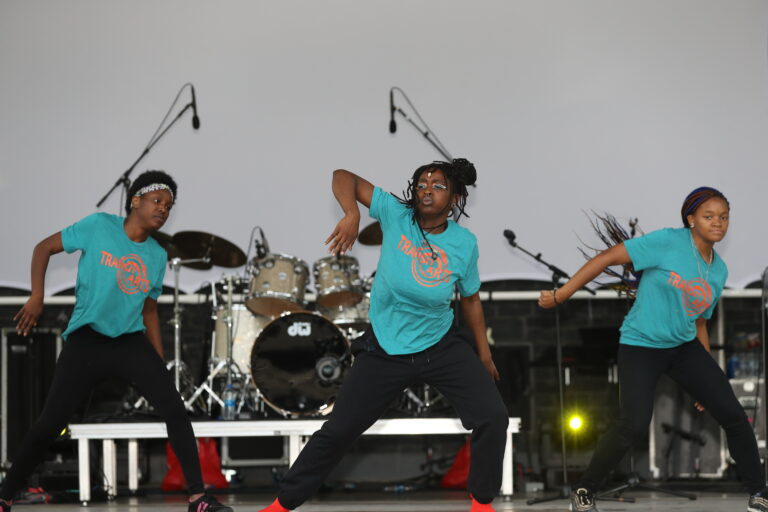Los bailarines del programa juvenil Transit Arts se presentan en el escenario del Parque Bicentenario ABC6. Crédito: Joe Maiorana.