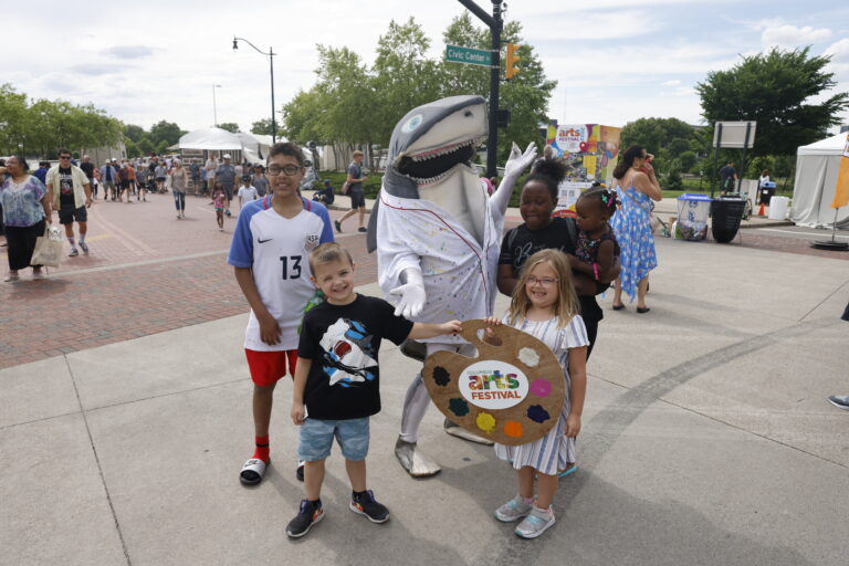 Mascota del festival Art Shark con niños