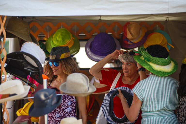 Los invitados compran sombreros