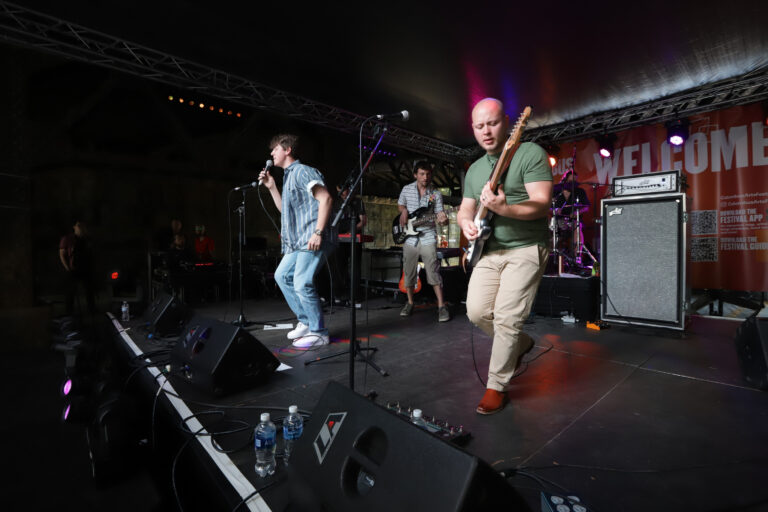 Artistas en el gran escenario de música local en el Festival de las Artes de Columbus. Crédito: Terry Gilliam