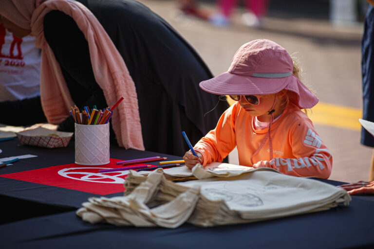 Детские практические занятия по творчеству на Фестивале искусств Колумбуса.